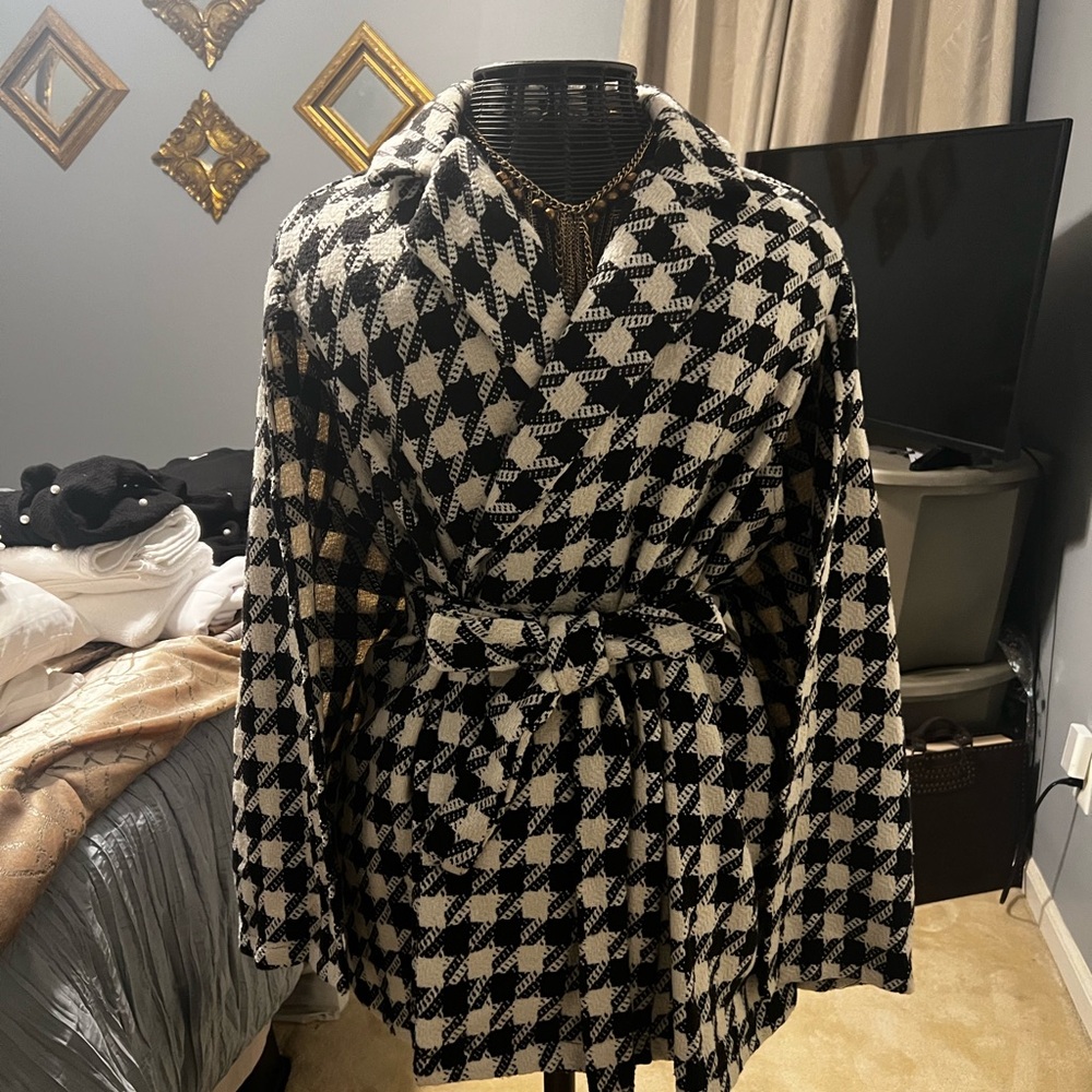 Stylish Black and White Houndstooth Women's Cape Coat